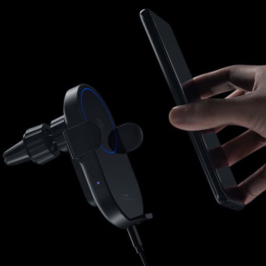 スマホホルダー　車 感知式急速充電付き車載スマートホルダー